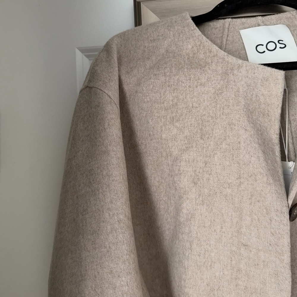 COS Cropped Beige Round-Neck Wool Double-Faced Cropped Hybrid Jacket - Picture 5 of 7